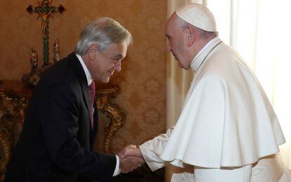 Sebastián Piñera y el Papa en el Vaticano, hoy sábado.