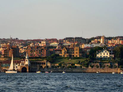 Vista del barrio de Neguri, en Getxo, desde la ría de Bilbao.