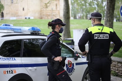Agentes de la Ertzaintza y la Policía local en una imagen cedida por el Departamento de Seguridad.