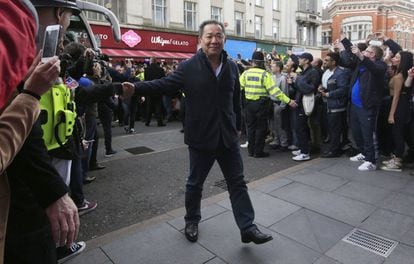 El presidente del Leicester City, Vichai Srivaddhanaprabha llega al restaurante San Carlo para celebrar el triunfo, en Leicester, Inglaterra.