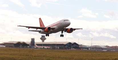 Un avión de Esyjet despega del aeropuerto Madrid-Barajas.