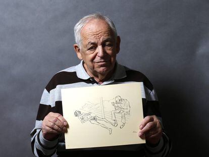 Lajos Erdelyi, de 87 anos, posa com um desenho feito por um amigo do campo de extermínio em Budapeste, 13 de janeiro de 2015. Erdelyi foi enviado a Auschwitz-Birkenau em maio de 1944 e mais tarde foi levado para outro campo. Quando foi libertado pesava menos de 30 quilos, tentou chegar em sua casa caminhando mas desmaiou, e foi levado a um hospital por um agricultor.