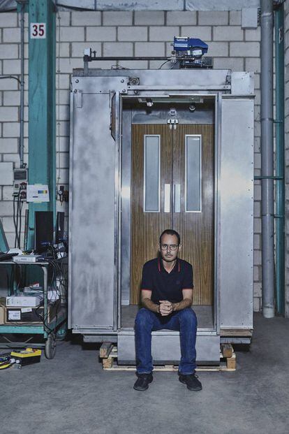 José Roig, en la sede de su empresa en Dénia, junto al prototipo del ascensor.