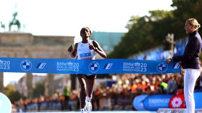 La etíope Tigist Assefa cruzaba este domingo la línea de meta de la maratón de Berlín y batía el récord del mundo.