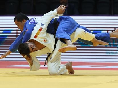 Francisco Garrigos (de blanco) contra el uzbeco Dilshodbek Baratov en la final del Mundial de este domingo en la categoría de -60 kg.