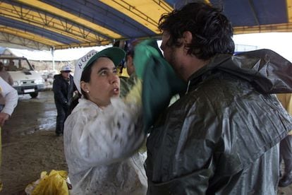 Domi Casal Álvarez, voluntaria en Cangas de Morrazo, limpia la cara a otro voluntario.