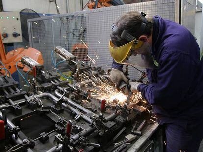 Un operario trabaja sobre la estructura de un asiento de automóvil en la fábrica de Fumiscor en Córdoba.