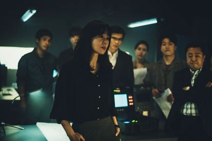 Kim Yunjin, la policía surcoreana Seon Woojin en el primer episodio de 'La casa de papel: Corea'.