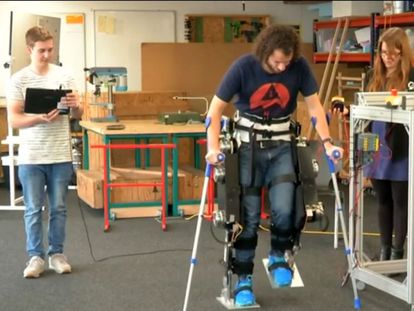 Un exoesqueleto que imita el movimiento de la rodilla
