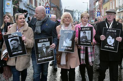Familiares de víctimas del 'domingo sangriento' marchan por las calles de Derry este jueves.