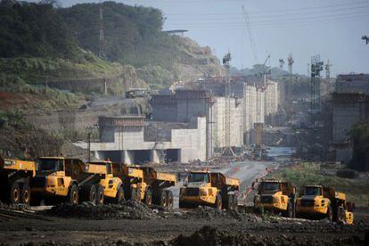 Camiones aparcados en las obras del canal de Panamá.