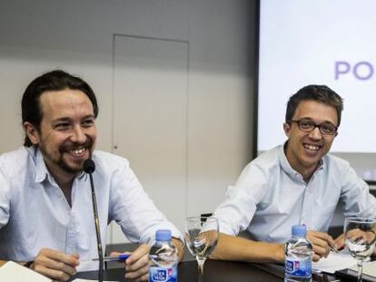 El l&iacute;der de Podemos, Pablo Iglesias (i) y el director de campa&ntilde;a y secretario pol&iacute;tico, &Iacute;&ntilde;igo Errej&oacute;n (d), al inicio de la reuni&oacute;n del Consejo Ciudadano, m&aacute;ximo &oacute;rgano de direcci&oacute;n del partido entre asambleas.