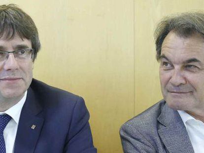 El presidente de CDC, Artur Mas (d), junto al president de la Generalitat, Carles Puigemont (i) durante la reuni&oacute;n que mantuvo el comit&eacute; ejeutivo de la formaci&oacute;n para valorar los resultados de las elecciones generales. 