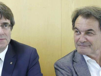 El presidente de CDC, Artur Mas (d), junto al president de la Generalitat, Carles Puigemont (i) durante la reuni&oacute;n que mantuvo el comit&eacute; ejeutivo de la formaci&oacute;n para valorar los resultados de las elecciones generales. 