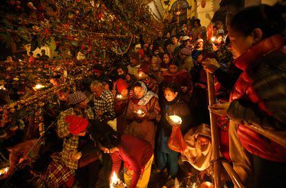 Devotos realizan un ritual religioso en el templo Pashupatinath durante el festival Bala Chaturdashi, en Katmandú (Nepal).