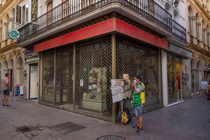 Uno de los tres locales cerrados de los cinco que dispone el comercio 'Juan Foronda' en Sevilla.