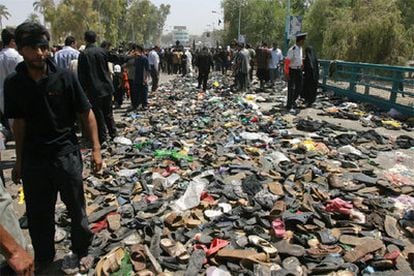 Una montaña de calzados sin dueño se acumula en el puente de Bagdad en el que han muerto más de 600 personas.