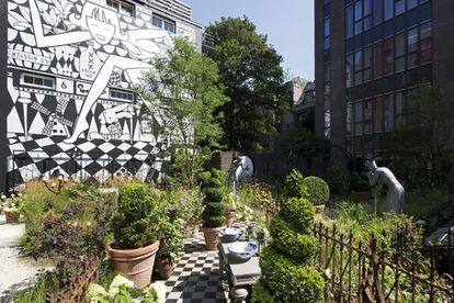 Jardín del hotal Andaz, con el mosaico gigante 'Alicia en Ámsterdam'.