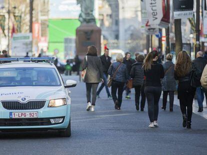 Un coche de polic&iacute;a patrulla por la calle Meir, el principal bulevar peatonal de la ciudad de Amberes.