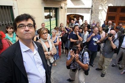 Javier Cercas, en su paseo este martes por los escenarios de su nueva novela en Girona.