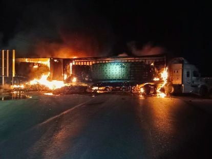 Un camión incendiado bloquea una carretera en Zacatecas tras el intento de fuga del Cefereso de Cieneguillas, el 4 de diciembre de 2022.