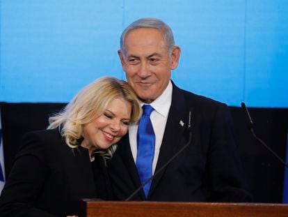 Benjamín Netanyahu y su esposa, Sara, celebran ante los simpatizantes del Likud los resultados de los sondeos a pie de urna, este martes en Jerusalén.