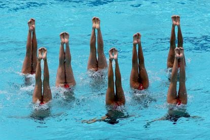 Las nadadoras españolas Clara Basiana, Cecilia Jiménez, Sara Levy, Paula Ramírez, Ona Carbonell, Paula Klamburg, Mertxell Mas y Cristina Salvador, compiten en el Campeonato Preolímpico de Natación Sincronizada en el Centro Acuático Maria Lenk de Río de Janeiro (Brasil), el 4 de marzo de 2016.