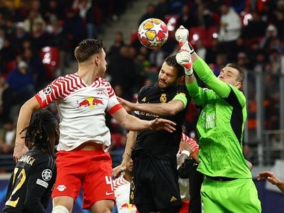 Lunin, en un balón aéreo contra el Leipzig.