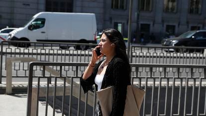Usuaria de telefonía móvil en Madrid.