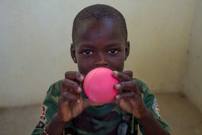 Moustapha Mohamed, de ocho años, es uno de los usuarios habituales del DIAP de Kidjendji. El niño juega, ríe y se comporta con sus compañeros con aparente normalidad. Él es refugiado nigeriano y vive con su familia en el asentamiento.