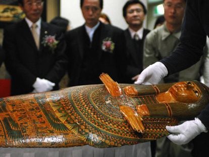 Un trabajador muestra la momia en 2007 en Taipei, la única vez que ha salido del British Museum.