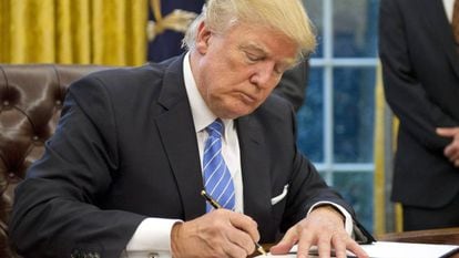 Trump, este lunes, firmando varios decretos en el Despacho Oval