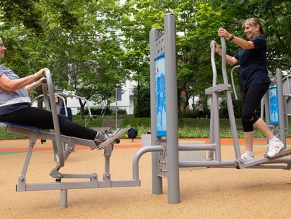 Dos mujeres practican ejercicio en una zona residencial de Dresde, Alemania.
