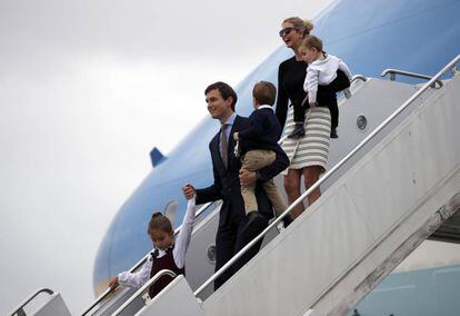 Ivanka Trump con su esposo Jared Kushner y sus tres hijos.