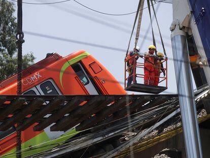 Personas trabajan en el sitio donde un paso elevado de un metro colapsó parcialmente con vagones de tren en la estación de Olivos en la Ciudad de México, México, 4 de mayo de 2021.
