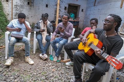 Los 'slameurs' de Bukavu hacen un ejercicio para mejorar su capacidad de improvisación.