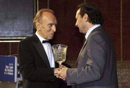 El director de orquesta italiano Claudio Abbado (i) recibe el premio Juan de Borbón de la música de manos del alcalde de Segovia, Pedro Arahuetes.