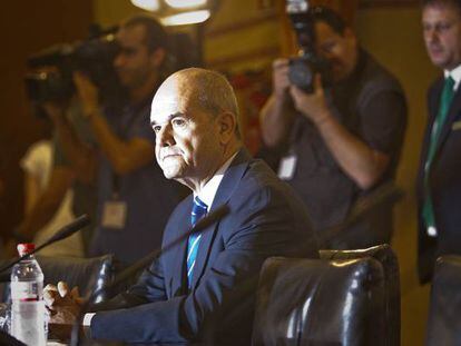 Manuel Chaves, minutos antes de iniciar su comparecencia ante la comisión de investigación de los ERE.
