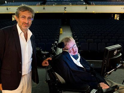 El físico Garik Israelian, organizador de Starmus, fotografiado en Tenerife con el físico británico Stephen Hawking