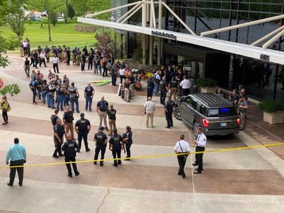 Personal de emergencia afuera del edificio en el que sucedió el tiroteo, en el campus del hospital St. Francis, en Tulsa, Oklahoma, este miércoles.