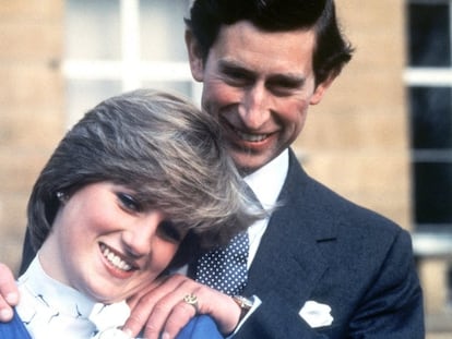 Carlos de Inglaterra y  Diana Spencer, el día del anuncio de su compromiso el 24 de febrero de 1981.