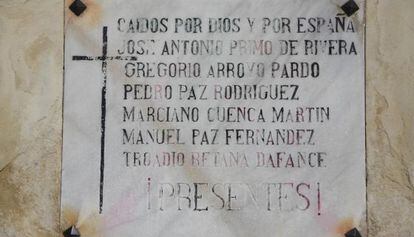 Una de las placas franquistas que tendrá que ser retirada.