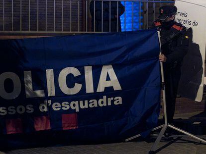 Un agente de los Mossos trabaja en el lugar de los hechos, en el distrito barcelonés de Horta, este lunes.