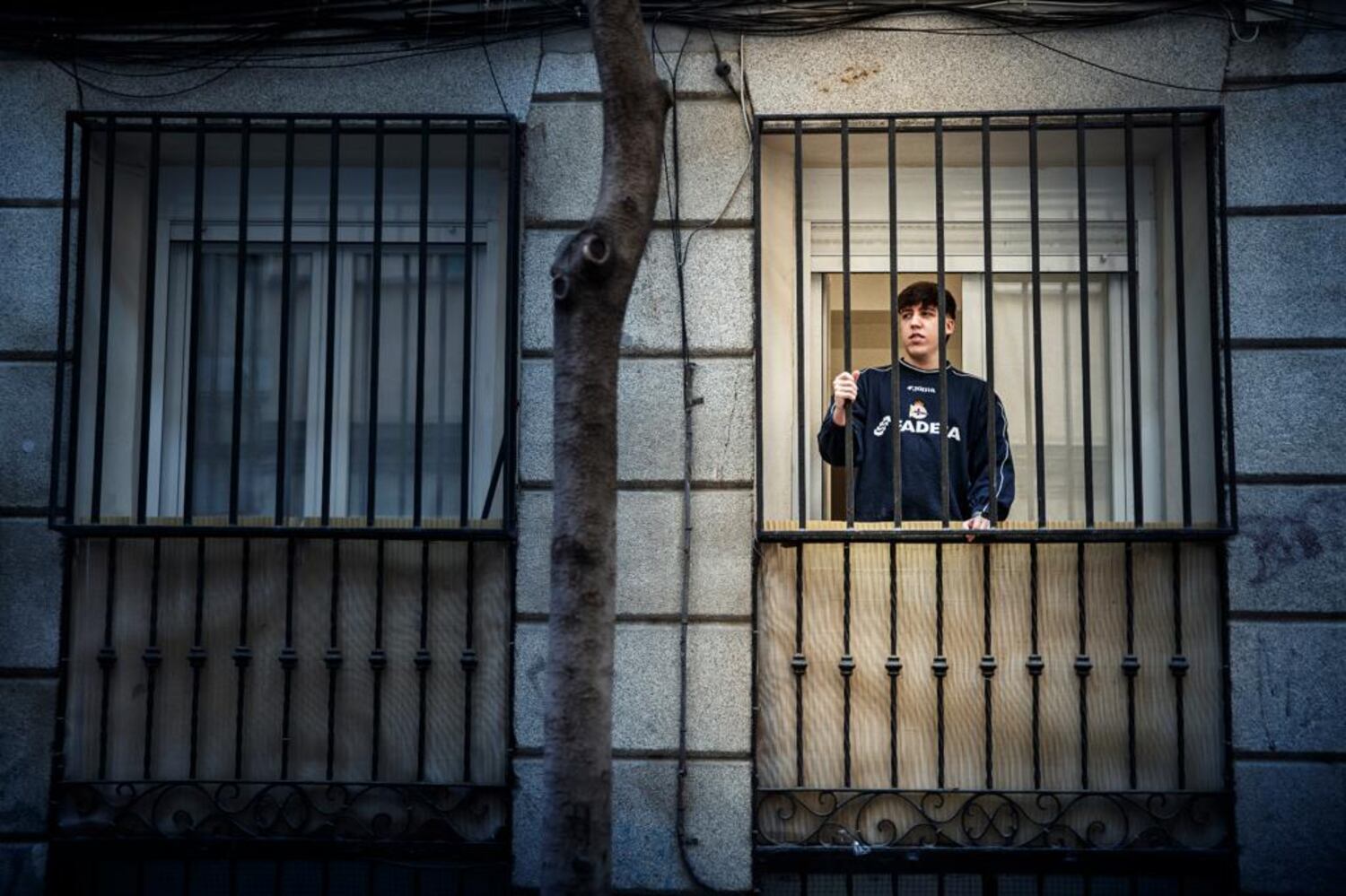 El joven Santiago Martínez, en su casa del barrio madrileño de Lavapiés.