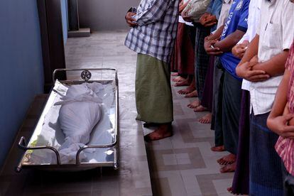 Un grupo de hombres reza durante el funeral de la pequeña Khin Myo Chit, muerta de un disparo en su casa, este miércoles.