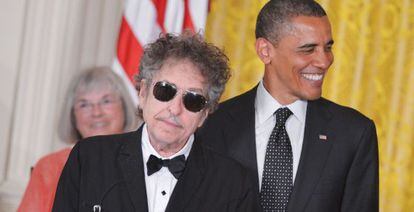 Bob Dylan se coloca delante de Barack Obama para recibir la Medalla a la Libertad.