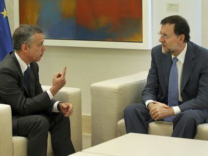 Rajoy (a la derecha) habla con Urkullu durante su reunión en La Moncloa el pasado 26 de junio.