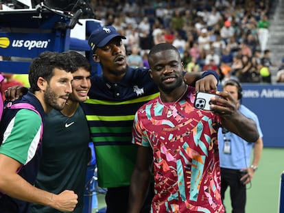 Alcaraz, rodeado por Sebastián Yatra, Jimmy Butler y Frances Tiafoe, en una exhibición en Nueva York.