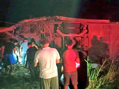 El autobús volcado en el accidente en Ecuador, esta noche.