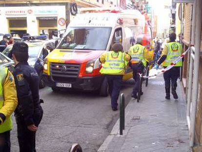 El Samur atiende a los heridos en la calle Mantuano 10. 